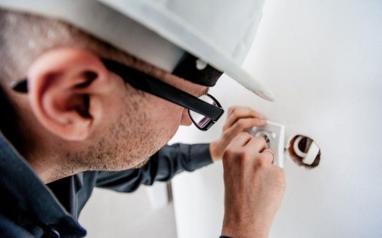Home Stopcontact aansluiten - elektricien Delft installeert veilige elektrische verbindingen