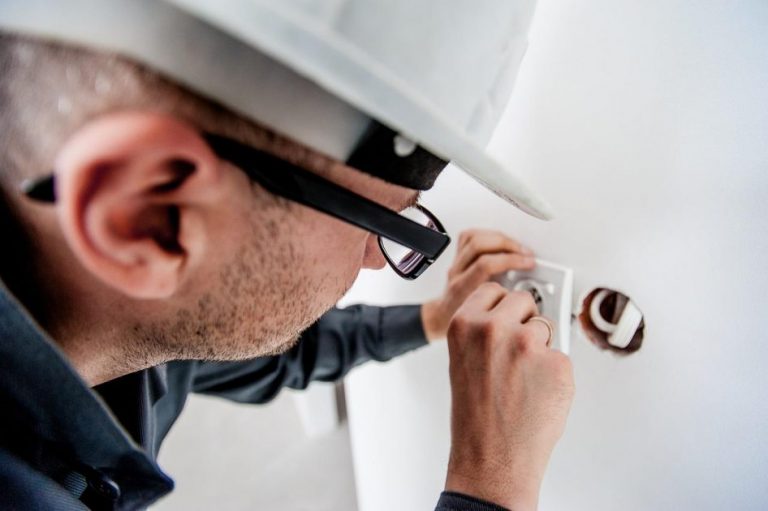 Elektricien voert onderhoudswerk uit aan elektrische bedrading en installatie