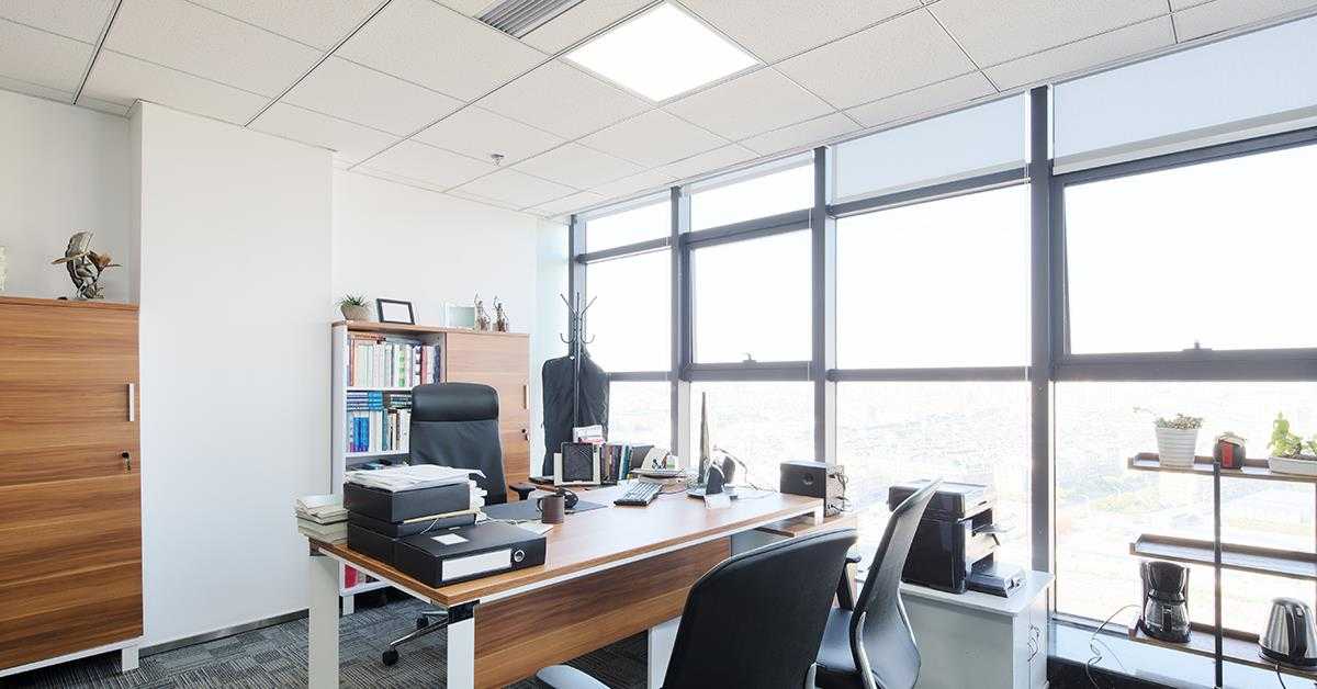 LED bandraster verlichting installatie in kantoor met heldere, energiezuinige werkverlichting