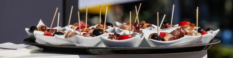 Home Gezellige sfeer bij een feest met een foodtruck die diverse menuopties aanbiedt