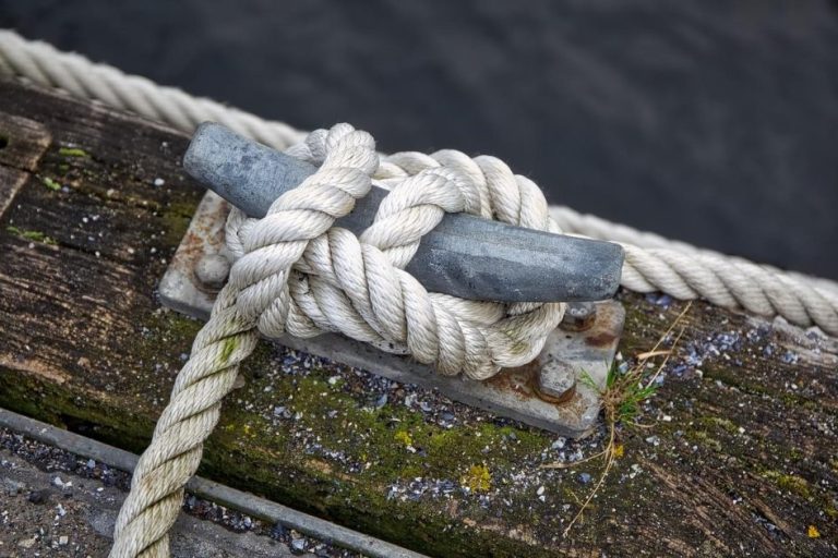 Home Tieners tijdens zeilkamp op het water leren zeilen en teamwork