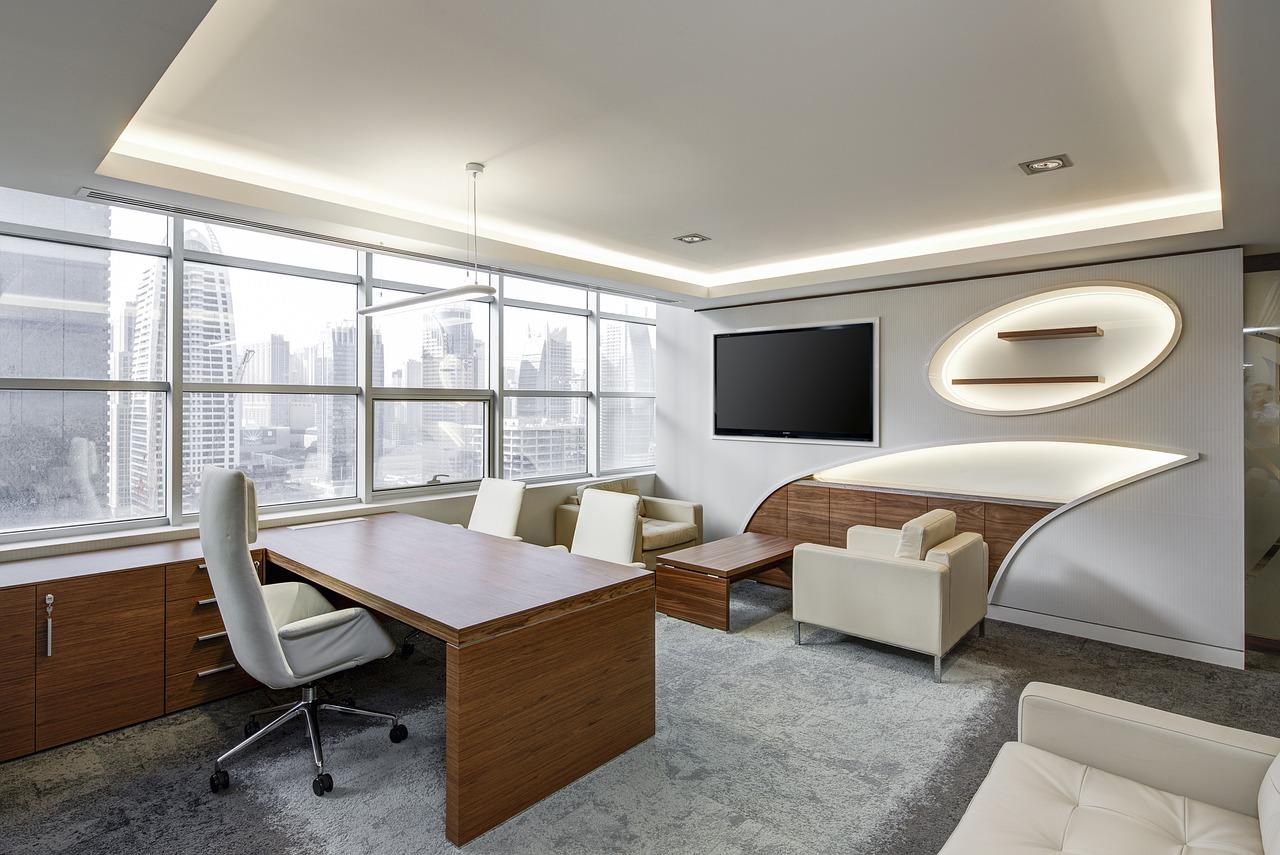 Tweedehands kantoormeubelen zoals refurbished bureaus in een moderne werkplek, duurzaam en kosteneffectief ingericht
