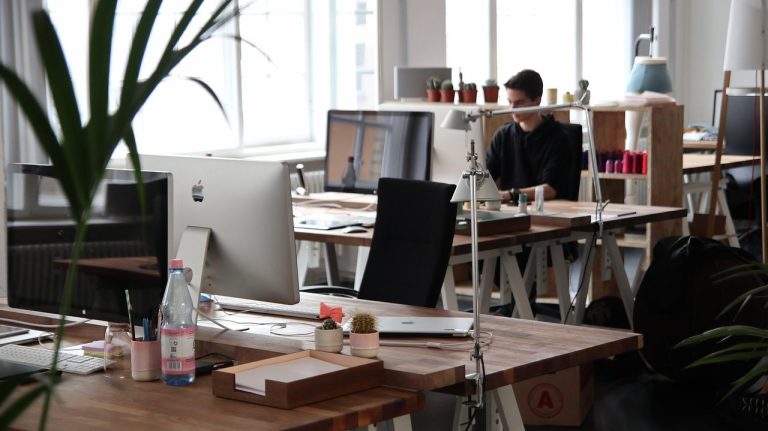 Modern kantoorinterieur met ergonomische werkplekken en verschillende zones voor samenwerking en concentratie